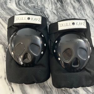 One pair of Skullcaps knee guards OS